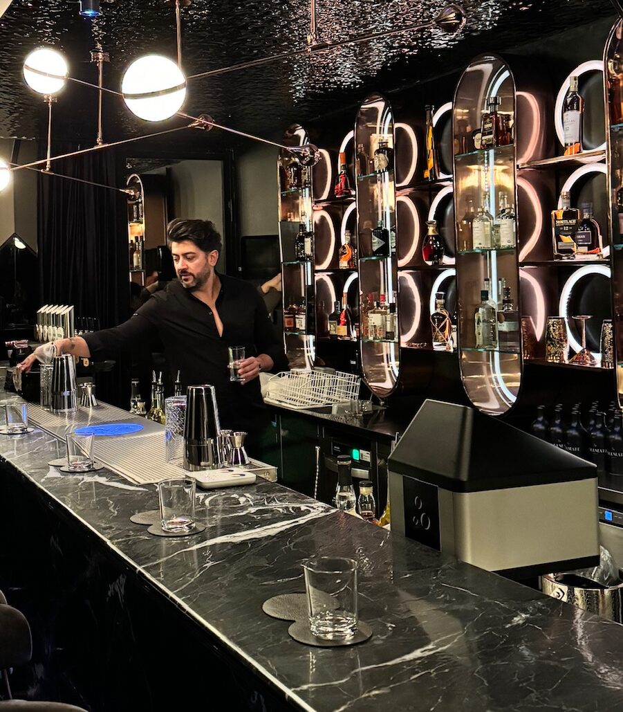 Dunkle Bar mit Marmor Thresen und Barkeeper